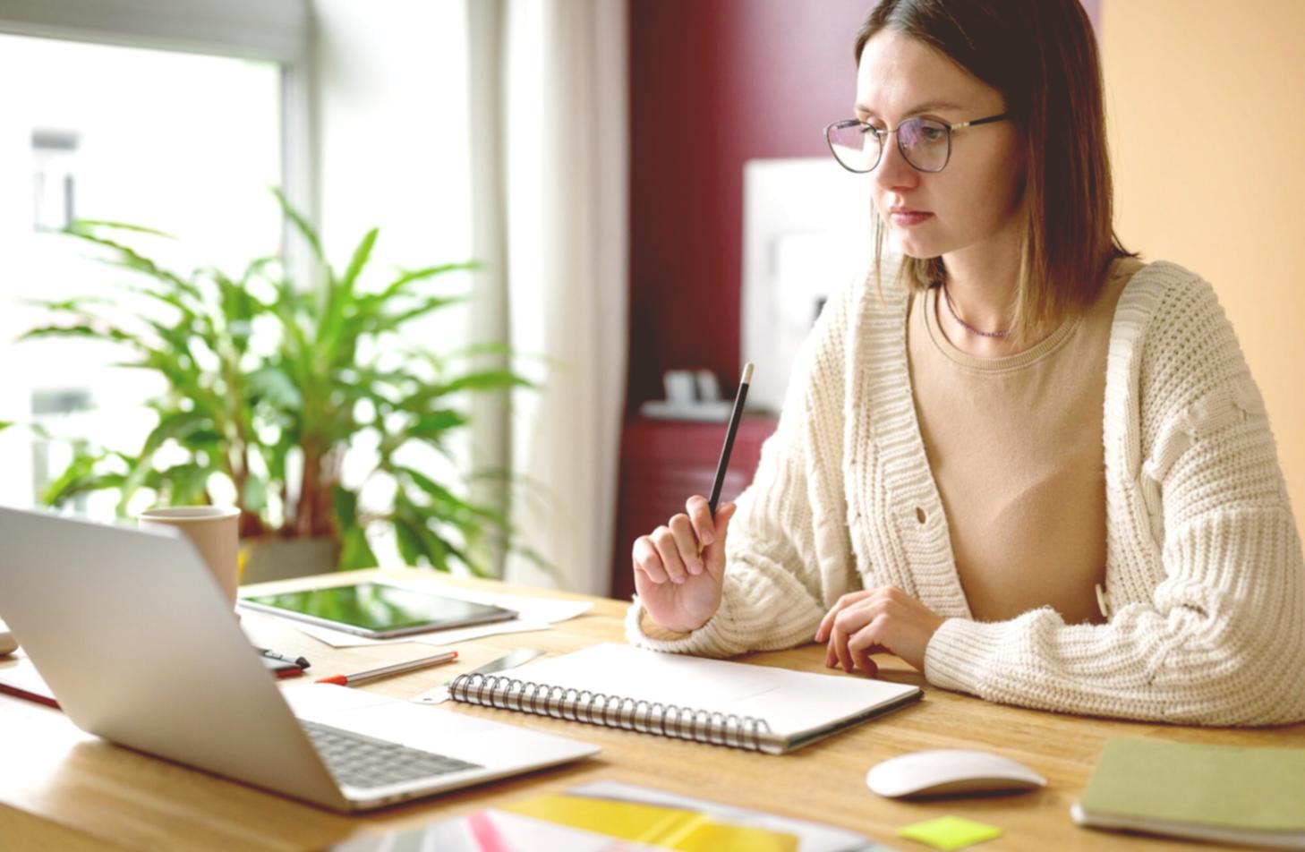 Session de formation en analyse financière avec des participants engagés